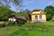Ponúkame na predaj usadlosť na polosamote pri obci Bukovec